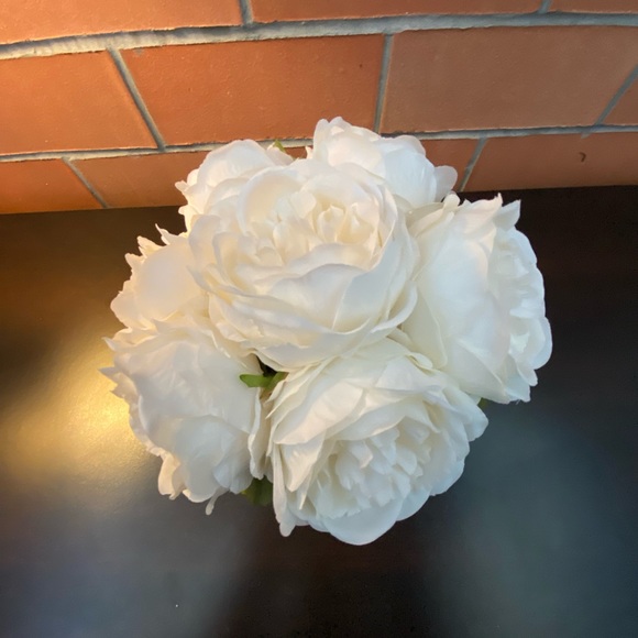 W: 7in L: 12in white roses with green leaves in long white pot - Picture 2 of 4